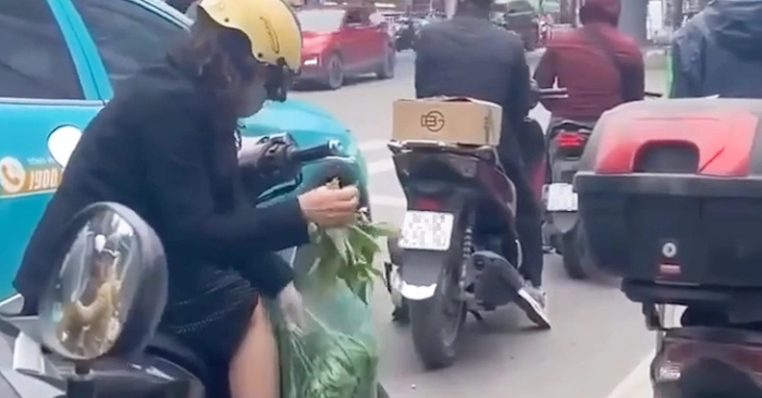 Thói quen đa dạng của người dân khi dừng chờ đèn đỏ tại đô thị