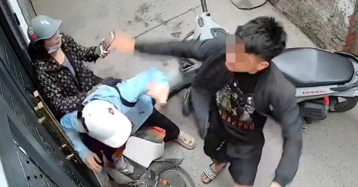 Công an Hà Nội xác minh clip thanh niên hành hung phụ nữ