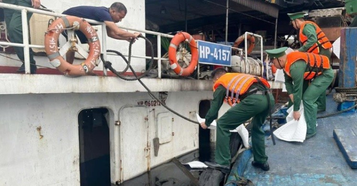 Chìm tàu tại cảng Long Son khi đang bốc dỡ 1.500 tấn cọc bê tông