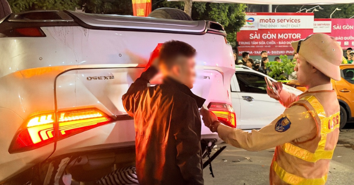 Tạm giữ tài xế lái xe Lexus tông liên hoàn nhiều phương tiện tại Hà Nội