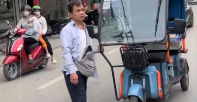 Người đàn ông khuyết tật bán cà phê dạo trao tiền ủng hộ cho bệnh nhân nghèo