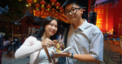 Giới trẻ TPHCM xếp hàng mua bánh nếp “ăn vào có tiền” ở lễ hội Nguyên tiêu