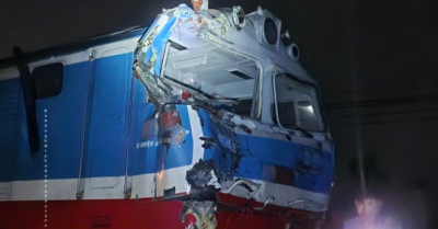 Tàu SE8 tông xe tải mắc kẹt trên đường ray ở Quảng Ngãi