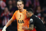 Tottenham thua đậm Atletico Madrid, thủ môn Antonin Kinsky bật khóc sau 17 phút thi đấu
