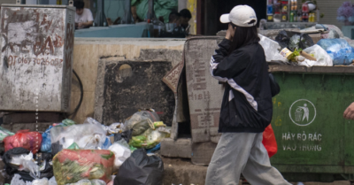 Áp lực rác thải bừa bãi đè nặng lên vai công nhân môi trường Hà Nội