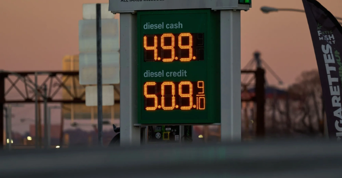 Tại sao giá xăng Mỹ tăng vọt dù sản lượng dầu đạt kỷ lục