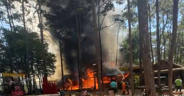 Lửa thiêu rụi nhiều ki-ốt tại khu kinh tế đêm Măng Đen