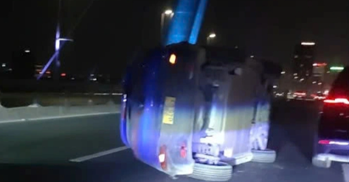 Hai ô tô điện va chạm gây lật xe trên cầu Nhật Tân