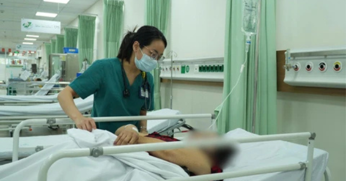 Ngộ độc bánh mì TPHCM: 54 người nhập viện