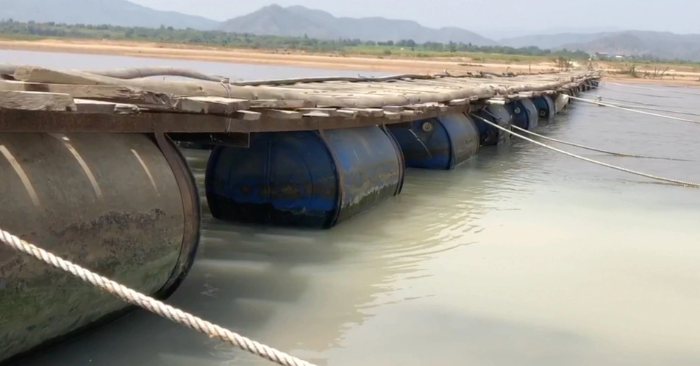 làm cầu phao vượt sông Ba