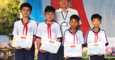 Bốn học sinh Cà Mau trả lại điện thoại iPhone 15 Pro cho người mất