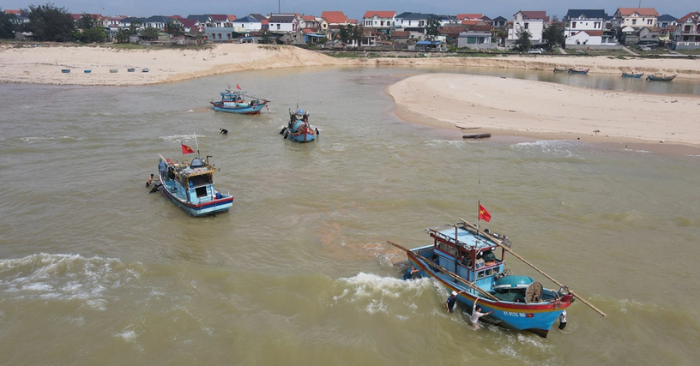Cửa biển sông Dinh bị bồi lấp - Hàng trăm tàu cá tại Quảng Trị mắc cạn