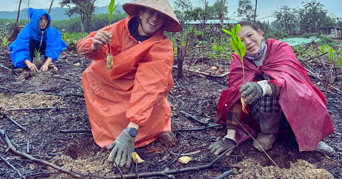 Du lịch đổi công: Khi khách ngoại chọn làm nông dân tại Việt Nam