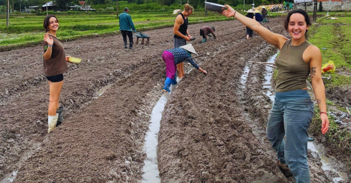 Du lịch đổi công: Khi khách ngoại chọn làm nông dân tại Việt Nam