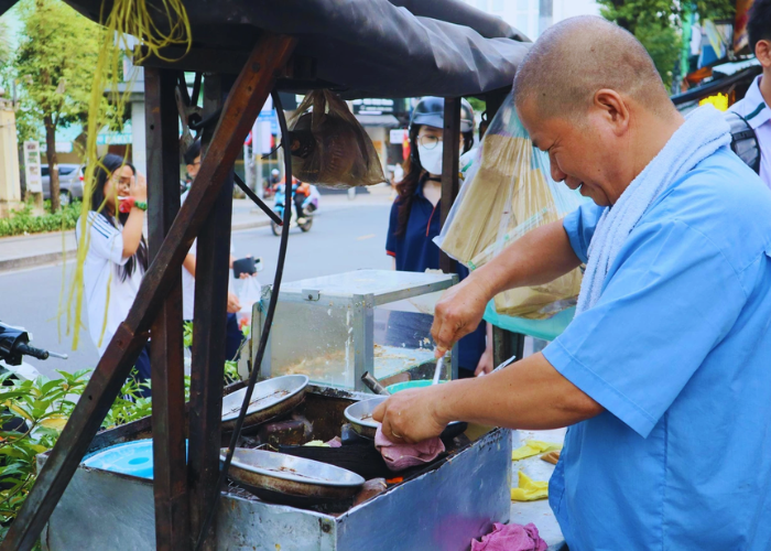 Xe bánh rán vỉa hè: Câu chuyện mưu sinh gây chú ý tại Sài Gòn