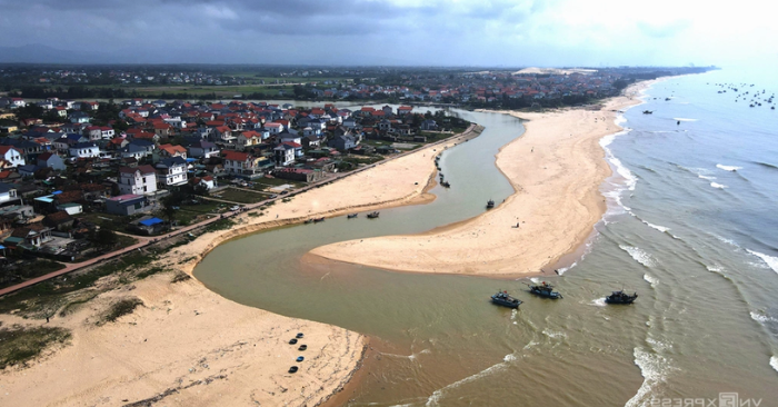 Cửa biển sông Dinh bị bồi lấp - Hàng trăm tàu cá tại Quảng Trị mắc cạn