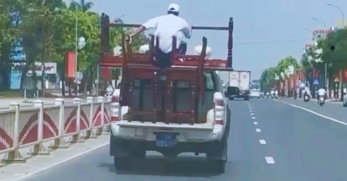 Xe biển xanh chở người và hàng hóa gây tranh cãi tại Huế