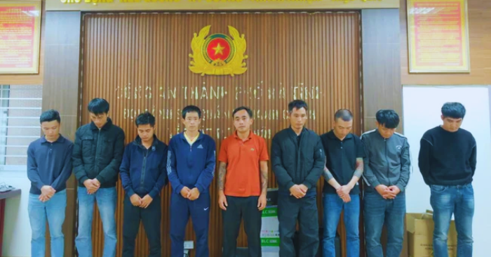 Sới bạc trong trại lợn - Hà Tĩnh khởi tố 17 người