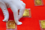 Giá vàng thế giới lao dốc đẩy thị trường trong nước sụt giảm