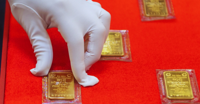 Giá vàng thế giới lao dốc đẩy thị trường trong nước sụt giảm