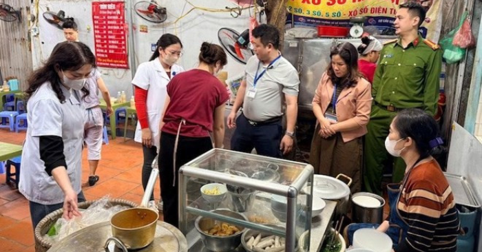 Bún riêu Hàng Lược bị đình chỉ sau phản ánh mạng xã hội