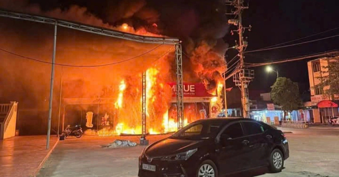 Cháy tiệm đồ uống ở Quảng Ninh, nhiều tài sản bị thiêu rụi