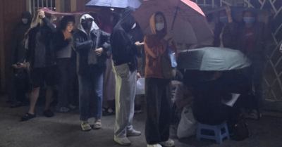 Phụ huynh chầu chực cổng trường Từ nửa đêm