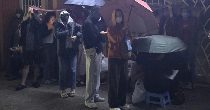 Phụ huynh chầu chực cổng trường Từ nửa đêm