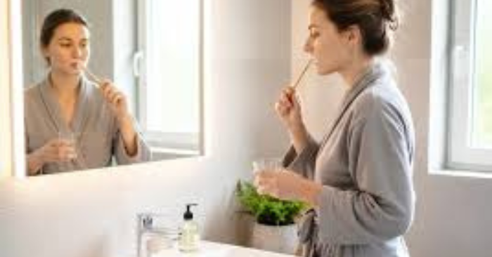 Nên đánh răng trước hay sau khi ăn sáng