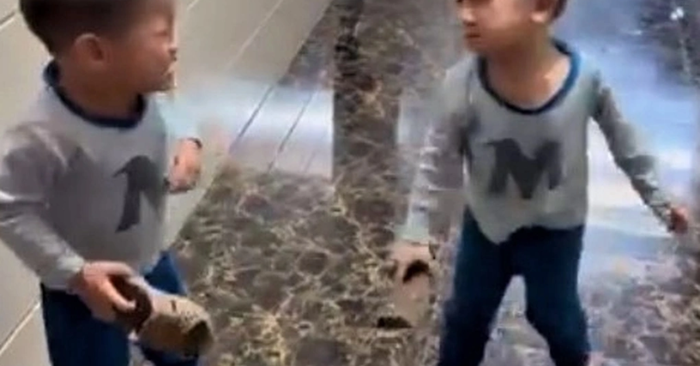 Cặp song sinh Hà Tĩnh gây sốt dân mạng với sựu hồn nhiên tranh giành đồ chơi