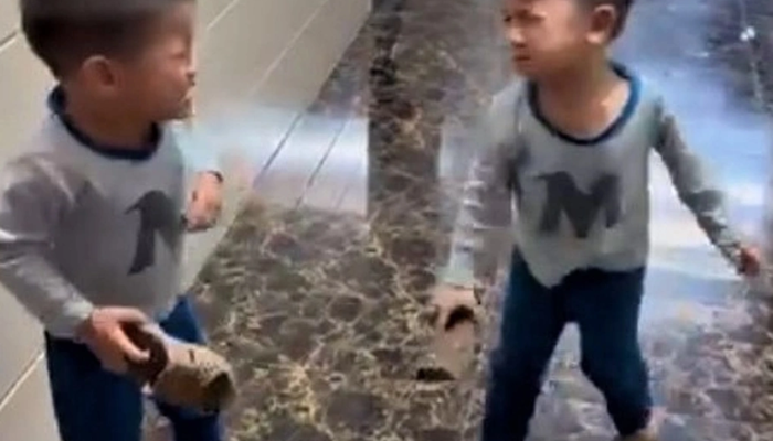 Cặp song sinh Hà Tĩnh gây sốt dân mạng với sựu hồn nhiên tranh giành đồ chơi