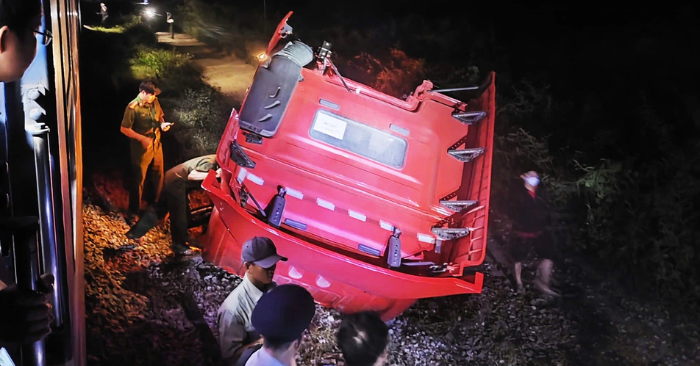 Khởi tố vụ xe đầu kéo vượt rào chắn