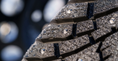 Lốp ô tô gắn đinh tự động thay đổi theo thời tiết của Nokian