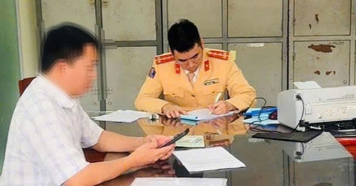 Tài xế taxi Thái Nguyên bị phạt vì sử dụng điện thoại khi lái xe