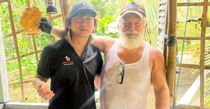 Khách tây đạp xe được mời cơm gây bão mạng xã hội.