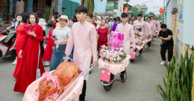 Chú rể dùng xe rùa rước sính lễ gây sốt tại Thanh Hóa