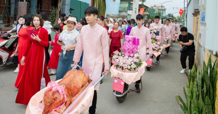 Chú rể dùng xe rùa rước sính lễ gây sốt tại Thanh Hóa