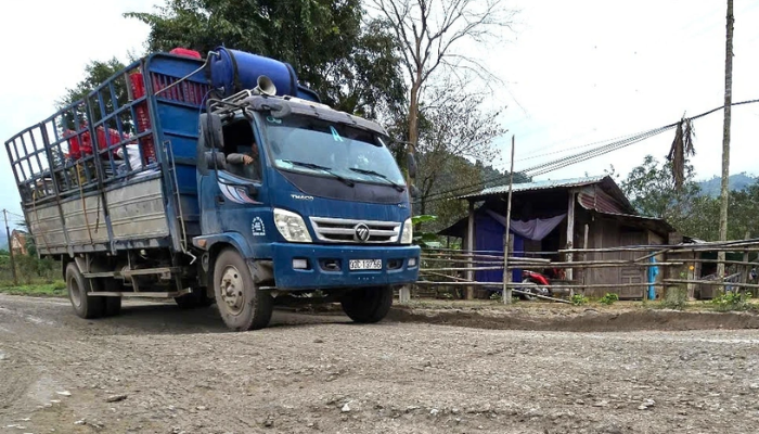 Quốc lộ 14D xuống cấp nghiêm trọng, chưa kịp sửa đã bị lấn chiếm hành lang