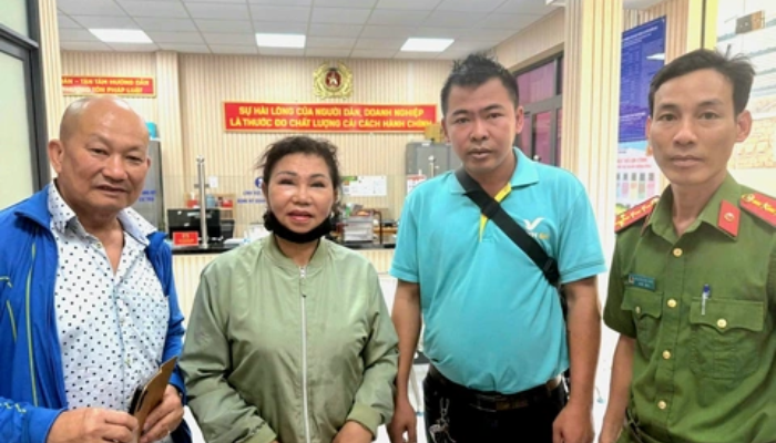 Tài sản 3 tỉ đồng bỏ quên trên taxi được trao trả lại