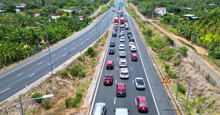 Cao tốc hướng đông nam bộ kẹt cứng trong ngày đầu nghỉ lễ 30/4