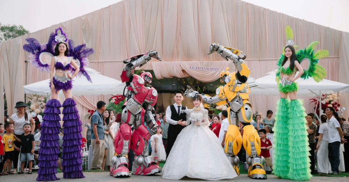 Chú rể Hà Nội rước dâu bằng đoàn cà kheo và robot