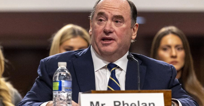 Lầu năm góc bất ngờ cách chức bộ trưởng hải quân John Phelan