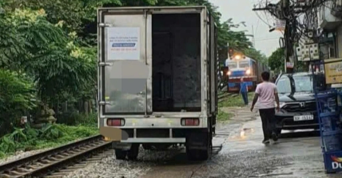Hà Nội: Phạt tài xế đỗ xe tải sát đường ray khiến tàu hỏa phải dừng khẩn cấp