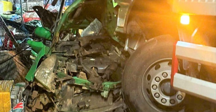 Taxi va chạm xe tải lao vào chợ tại Lâm Đồng khiến một người chết