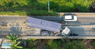 Xe đầu kéo gây tai nạn chắn ngang đường Võ Chí Công gây ùn tắc