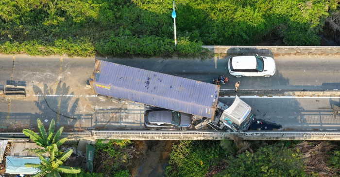 Xe đầu kéo gây tai nạn chắn ngang đường Võ Chí Công gây ùn tắc