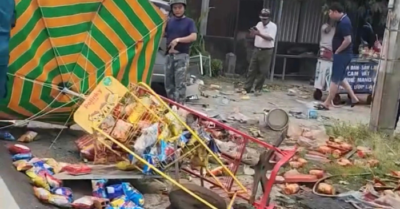 Ô tô lao vào sạp tạp hóa tại Củ Chi, chủ tiệm thoát nạn
