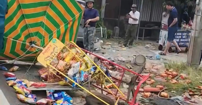 Ô tô lao vào sạp tạp hóa tại Củ Chi, chủ tiệm thoát nạn