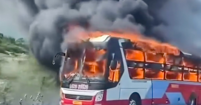 Cháy xe khách trơ khung trên quốc lộ 1 qua tỉnh Khánh Hòa