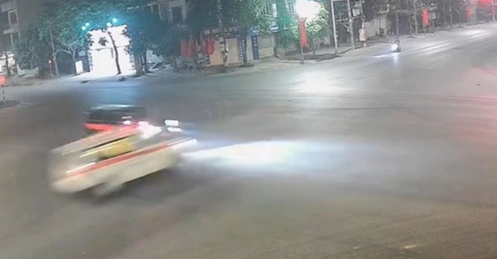 Xe cứu thương lật nghiêng sau va chạm mạnh tại Phú Thọ